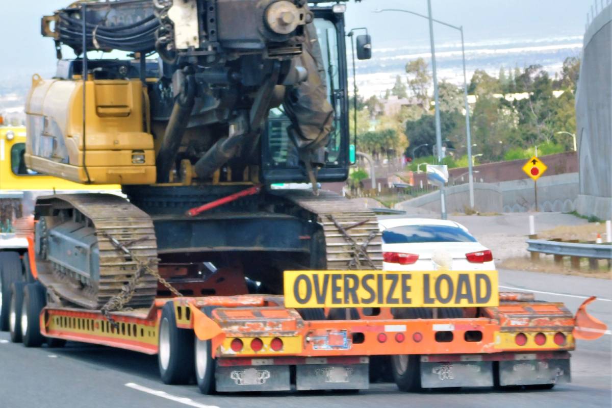 What’s the Difference Between Oversized Load and Wide Load Transportation?